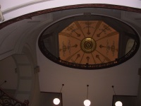 Court_house_looking_up_to_dome.jpg